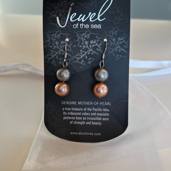 Jewel of the Sea Shell Pearl Earring and Bracelet Set - Picture 2 of 5